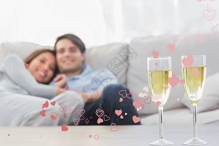 情侣在沙发上躺着的复合图像 里面放着香槟笛子客厅公寓情人长椅女性棕色男性短发女士夫妻布鲁内特高清图片素材