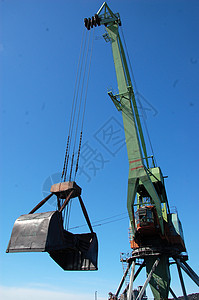 河港港口货运起重机装载煤煤炭工业货物高清图片