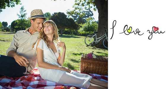 情侣在野餐中互相微笑时喝白葡萄酒的复合形象女性高清图片素材