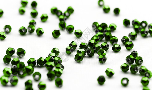 玻璃珠水晶珠宝钻孔白色首饰宏观玻璃宝石奢华绿色背景图片