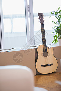 吉他和纸板盒背景图片
