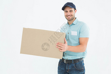 携带纸板盒的骑兵男子幸福服务男人工人职业盒子微笑送货员导游船运背景图片