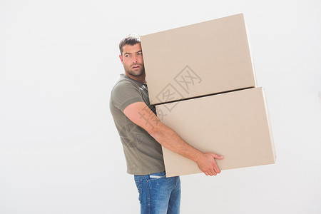 男子在家中携带纸板搬运箱背景图片