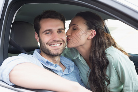 年轻情侣对镜头微笑快乐女士脸颊男性汽车旅行女性零件运输男人车辆零件高清图片素材