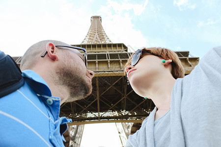 在巴黎埃菲尔铁塔附近的年轻夫妇情侣高清图片素材
