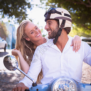 可爱的情侣骑摩托车风光活动头发男人闲暇感情助力车快乐都市金发背景图片