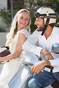 可爱的情侣和他们的摩托车闲暇男人助力车方式金发女郎浅色女士车辆潮人男性背景图片