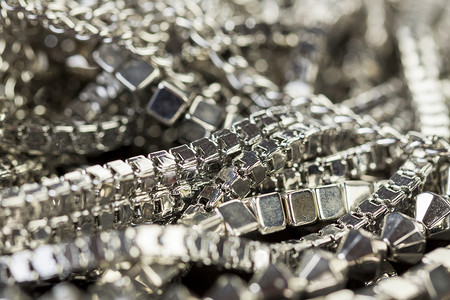水晶链各种银链的堆叠立方体连锁店首饰盒链灰色配饰抛光颈链链接金属背景