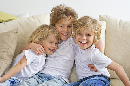 三个兄弟拥抱白色的高清图片素材