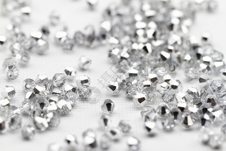 玻璃珠奢华玻璃珠宝首饰钻孔宏观白色水晶宝石背景图片