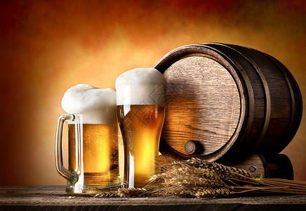 饮料桶啤酒和桶小麦黄色饮料粮食泡沫气泡桌子酒吧金子酿造背景