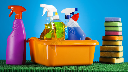 各种清洁用品 家庭工作丰富多彩的主题卫生海绵消毒剂洗涤剂消毒液体团体瓶子洗涤刷子洗手间高清图片素材