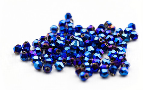 玻璃珠宏观蓝色首饰玻璃白色宝石奢华水晶钻孔珠宝背景图片