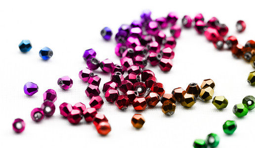 玻璃珠钻孔红色水晶彩虹宏观紫色绿色粉色玻璃奢华背景图片