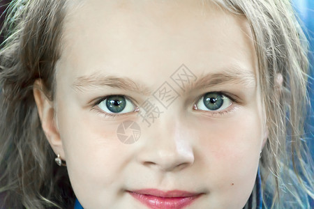 长着大蓝眼睛的可爱女孩孩子白色金发蓝色女学生童年眼睛背景图片