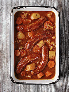 生锈香肠锅炉猪肉炖菜羊肉牛肉香肠食物沙锅蔬菜背景图片