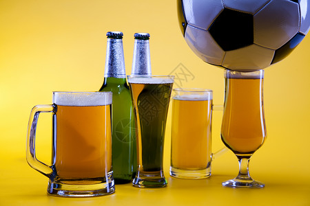 足球主题啤酒收集 足球 明亮活跃的酒精主题桌子干杯静物豪饮酒馆烧杯气泡泡沫背光玻璃背景