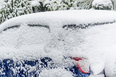 雪雪中的越野车辆高清图片