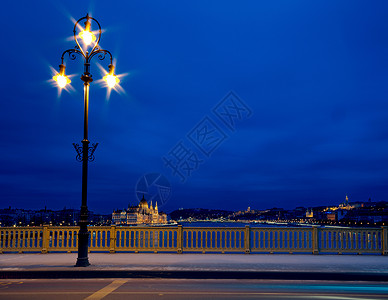匈牙利旅游匈牙利布达佩斯玛格丽特桥的城市灯光旅游吸引力议会蓝色场景观光地标建筑学首都旅行背景