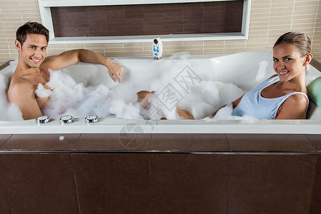 夫妇在洗澡女性浴室乐趣卫生男朋友幸福保健女朋友微笑热情背景图片
