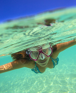 龙女的下水肖像热带游泳行动海洋潜水身体蓝色假期面具女性呼吸管高清图片素材