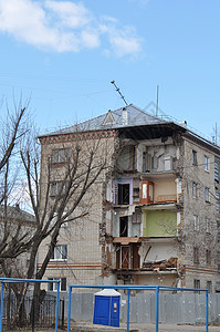 5层住宅的角落倒塌了 秋门急救室砖房拆迁维修老房子事故悲伤房子背景图片