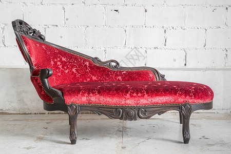 现代红沙发桌子砖墙工作室长椅家具房间椅子衣服扶手椅织物覆盖高清图片素材