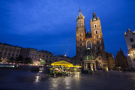 克拉科夫主要市场广场圣玛丽教堂蓝色街道正方形市集城市游客历史抛光旅游教会背景图片
