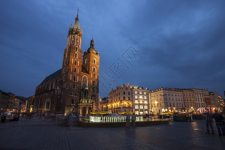 克拉科夫主要市场广场圣玛丽教堂大教堂游客街道旅游正方形地标蓝色城镇抛光历史性背景图片