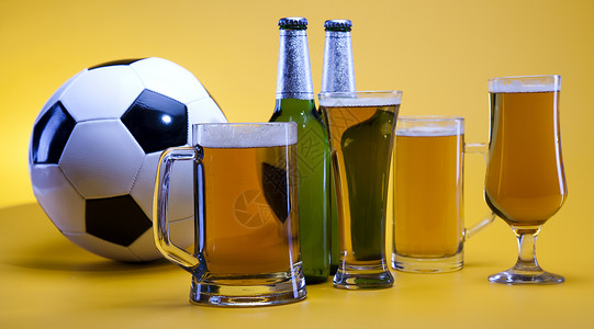 足球主题啤酒收集 足球 明亮活跃的酒精主题饮料酒吧背光生活液体酒馆派对金子玻璃烧杯背景