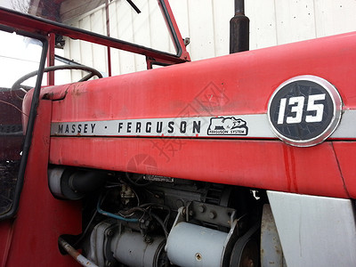 135号红色拖拉机背景图片