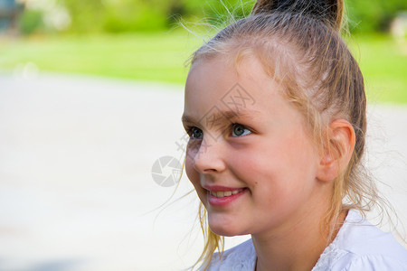 长着大蓝眼睛的可爱女孩眼睛蓝色白色童年金发孩子女学生背景图片