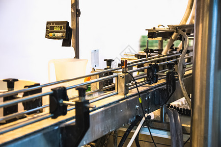 传送器自动包装线条自动化作坊生产制造业饮料输送带技术化学品机器机械工业的高清图片素材
