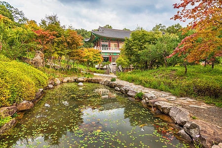 韩国传统建筑旧建筑古老的建筑寺庙池塘绿色房子天空文化背景图片