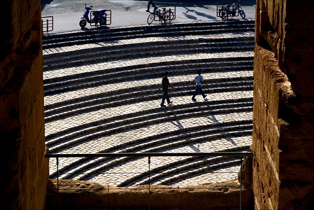 弧形楼梯从竞技场内部灰色摩托车棕色黑色自行车废墟圆圈历史岩石石头背景
