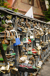 架桥栏杆上的锁栅栏传统金属心愿订婚爱情挂锁夫妻背景图片