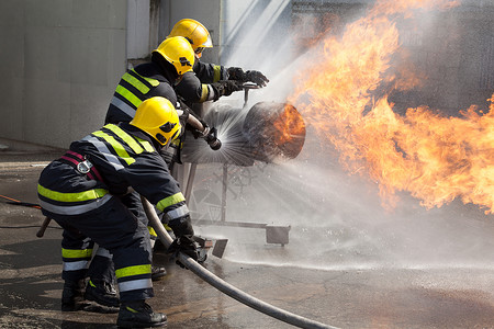 消防人员在行动服务火焰危险工作服水带消防情况漏气喷涂丙烷背景图片