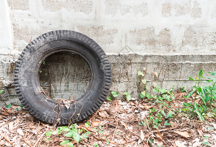旧轮胎在废弃的花园中筑墙背景图片