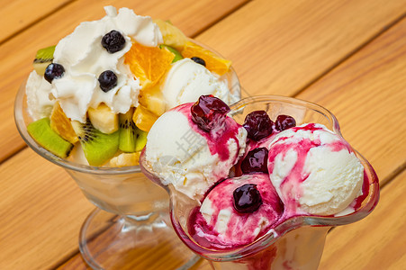 水果沙拉加冰淇淋配料香蕉果汁食物桌子玻璃甜点橙子奶油奇异果背景图片