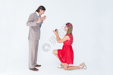 脚膝跪下向男朋友求婚时 穿着很潮湿的臀部背景图片