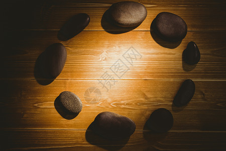 放在桌上的花边石头卵石沉思信仰圆圈冥想宗教背景图片