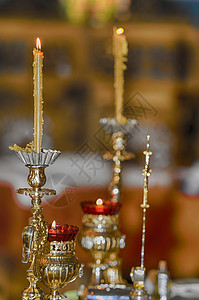 东欧基督教东正教教堂的纪念蜡烛举行仪式;背景图片
