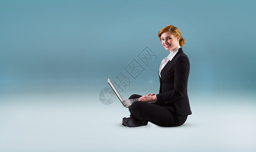 使用笔记本电脑的红头发女商务人士综合图像人士职业商务红发公司女性数字女士商业微笑背景图片