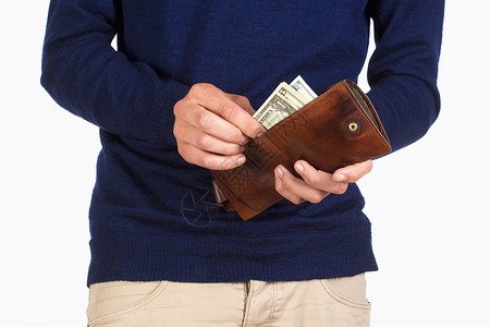 持有钱包和计数美元的人储蓄金融绿色商业现金皮革裤子货币男人男性概念上的高清图片素材