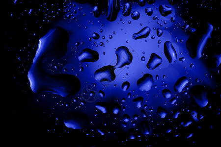 蓝色带水滴的抽象背景玻璃雨滴宏观艺术珠子液体飞沫气泡背景图片