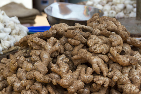 在印度果阿市的柜台上 新鮮多汁姜药物药品味道美食芳香食物饮食蔬菜草本植物农业背景图片