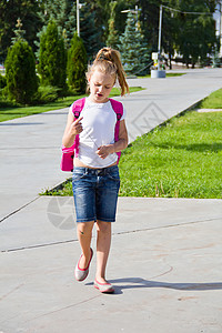 可爱女孩上学背包女学生孩子蓝色文件夹膝盖童年金发公文包粉色背景图片