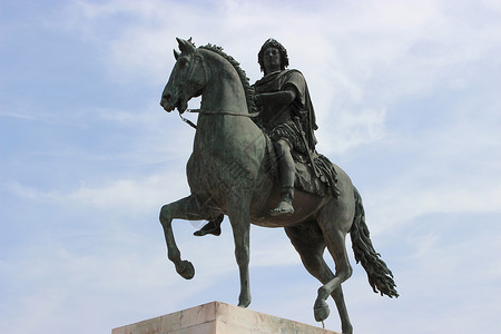 路易十四号神像骑在马上高清图片