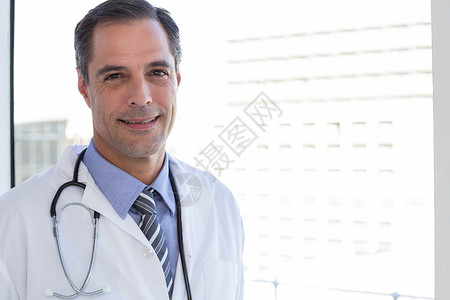 微笑的医生在看照相机职业实验保健诊所医学男人工作服医院从业者医疗制服高清图片素材