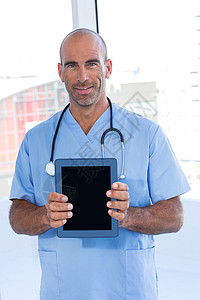 持有平板电脑的微笑医生诊所男性职业医学专家医疗保健工作服制服医院卫生保健高清图片素材